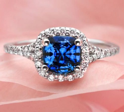 Nữ Mệnh Thủy Đeo Nhẫn Ngón Nào Mang Lại May Mắn, Tài Lộc?