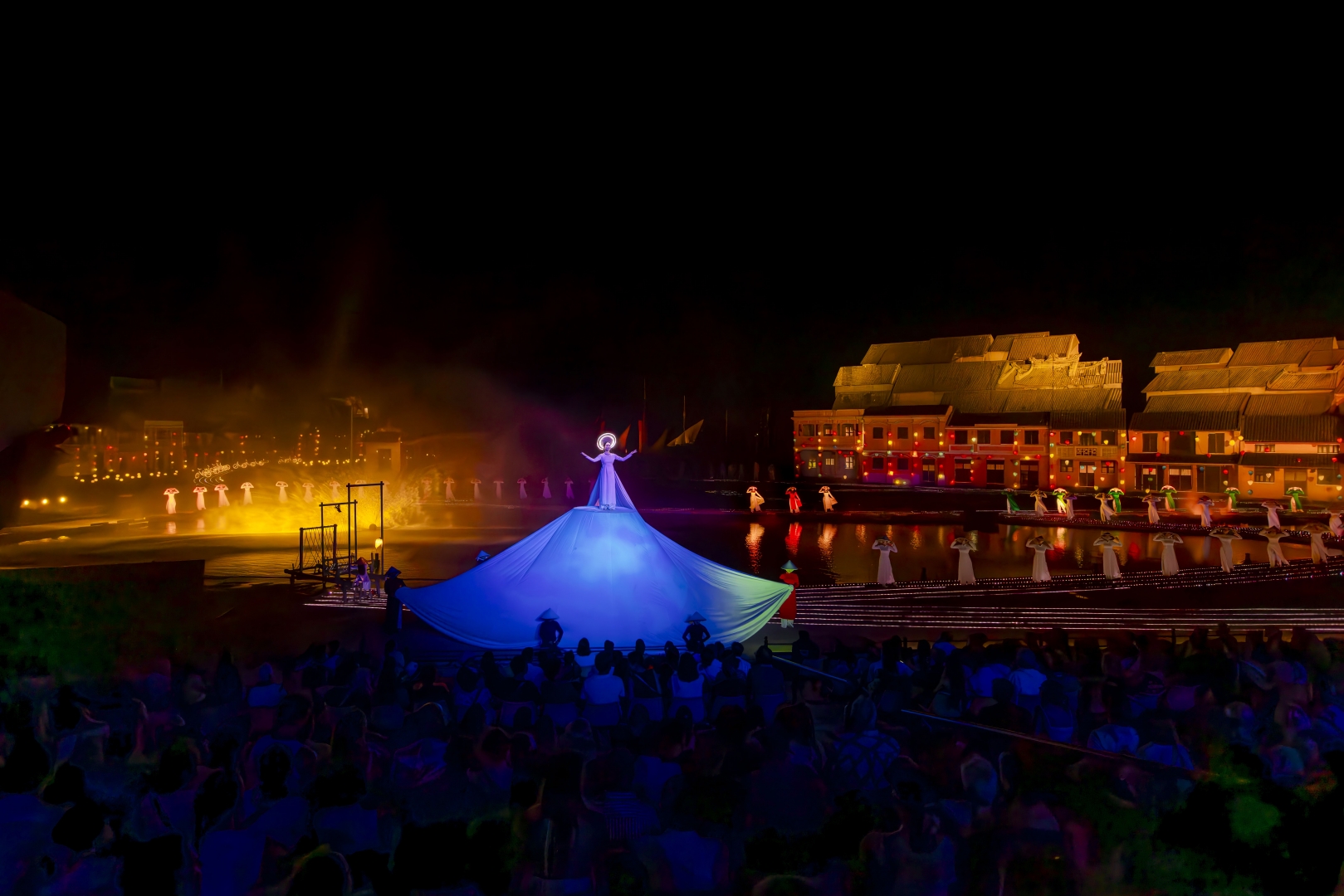 show dien ky uc hoi an