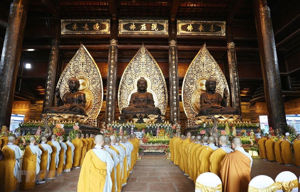 ben trong chua tam chuc