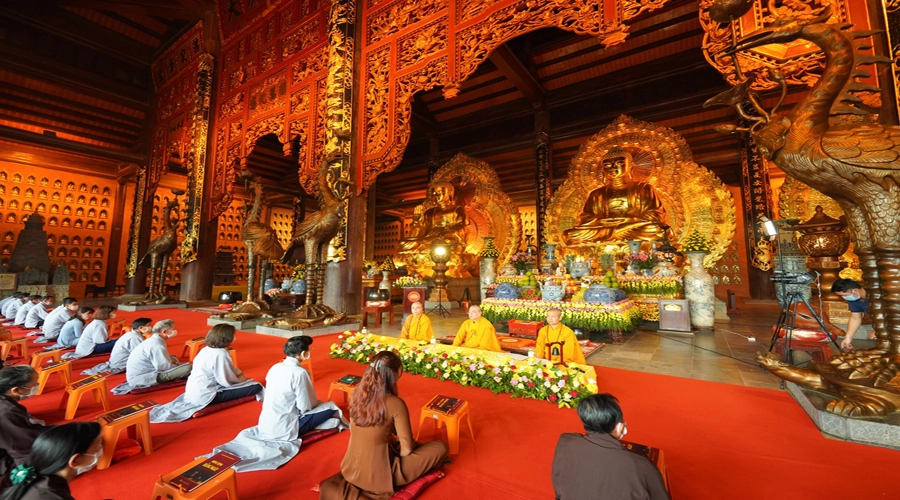 ben trong chua bai dinh