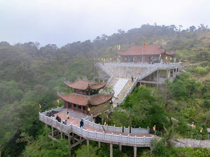 chua tay yen tu