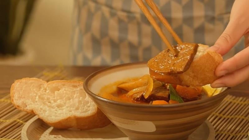 bo kho chay an voi banh mi