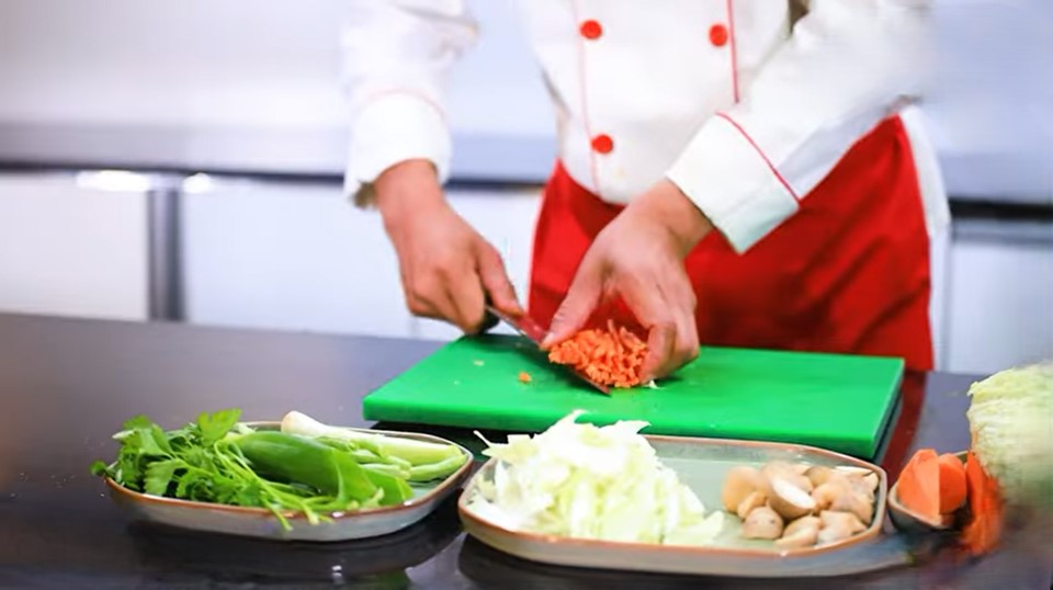 nguyen lieu mi xao chay