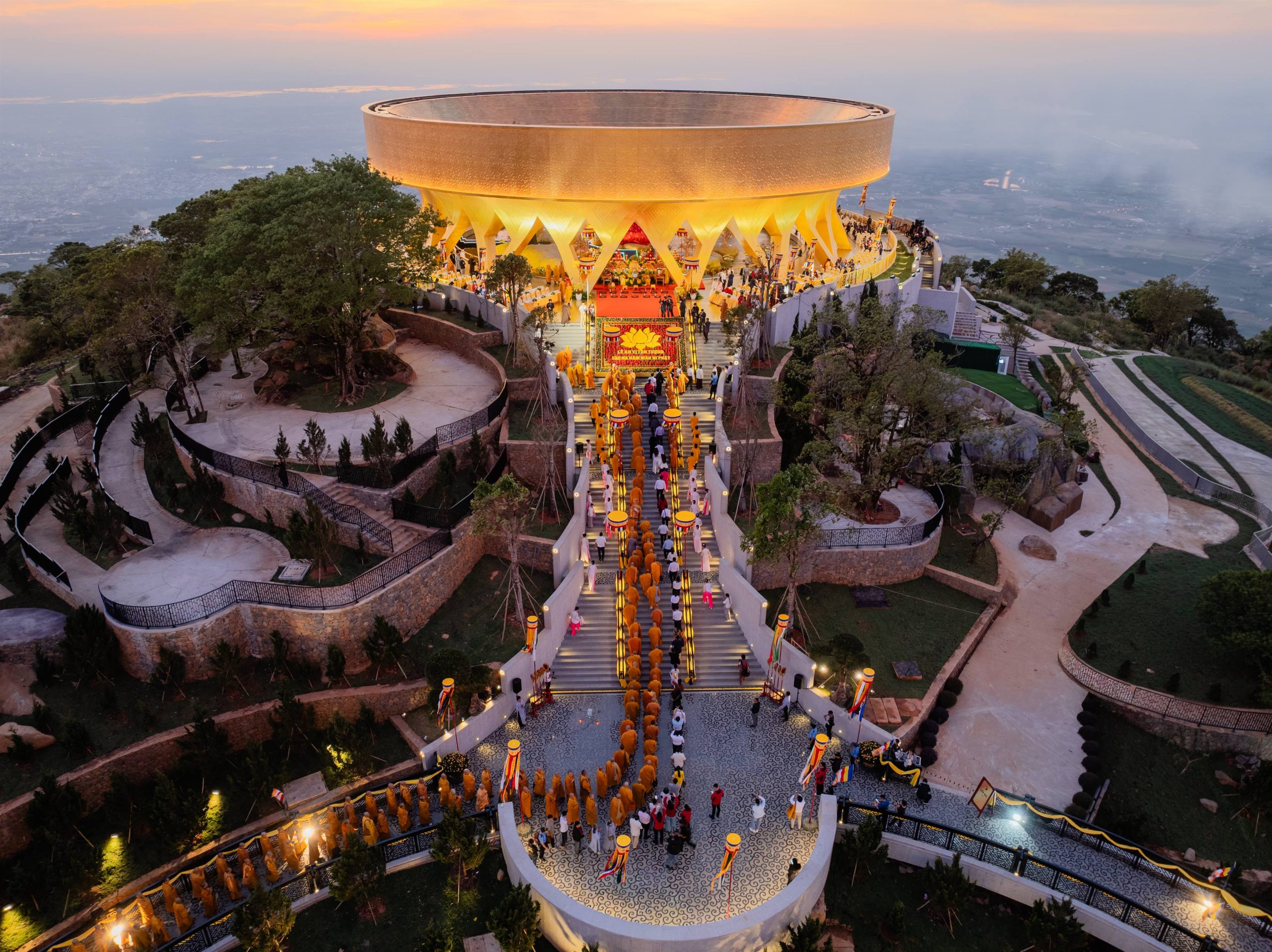 le an vi duc phat cau na ham