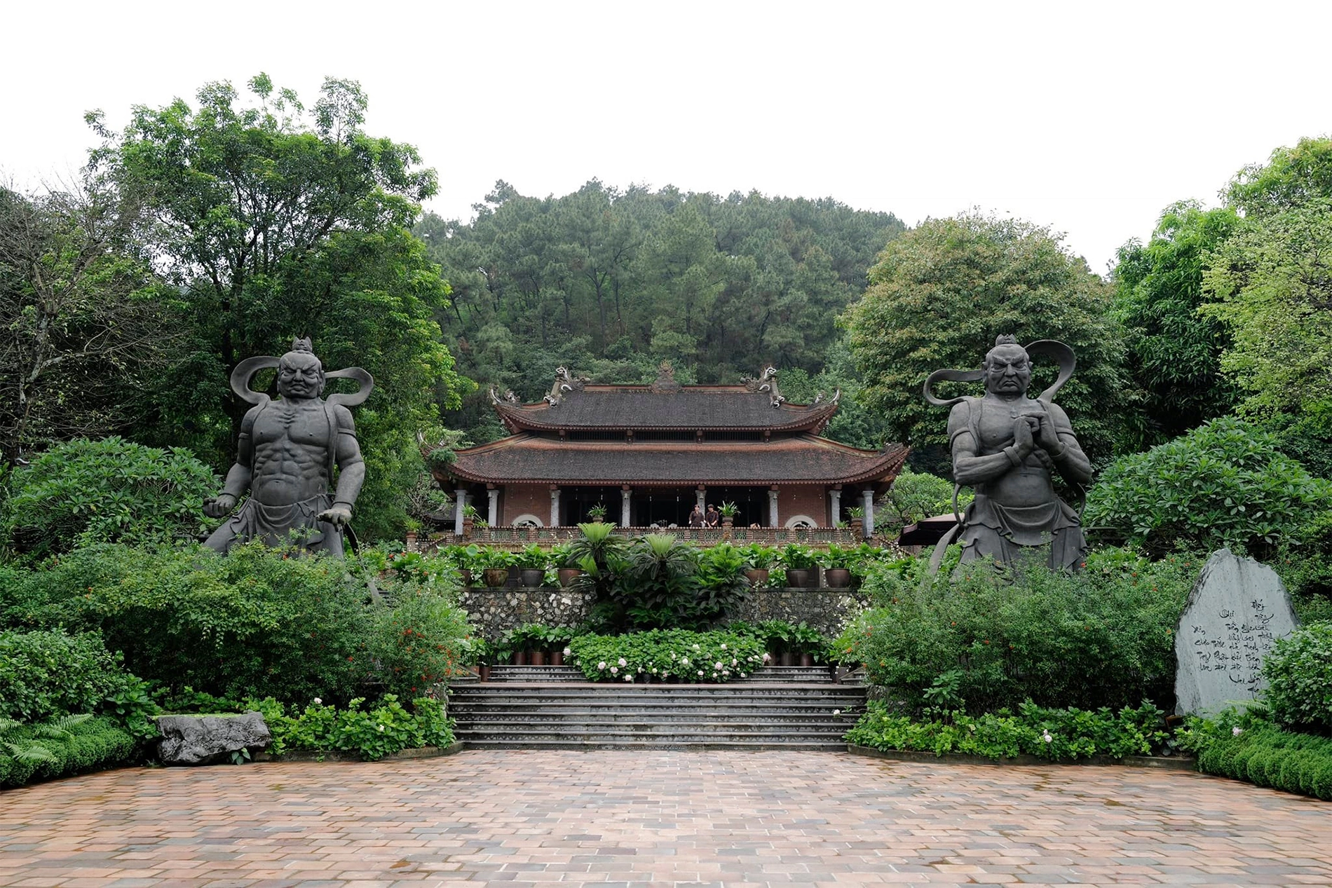 chua dia tang phi lai ha noi