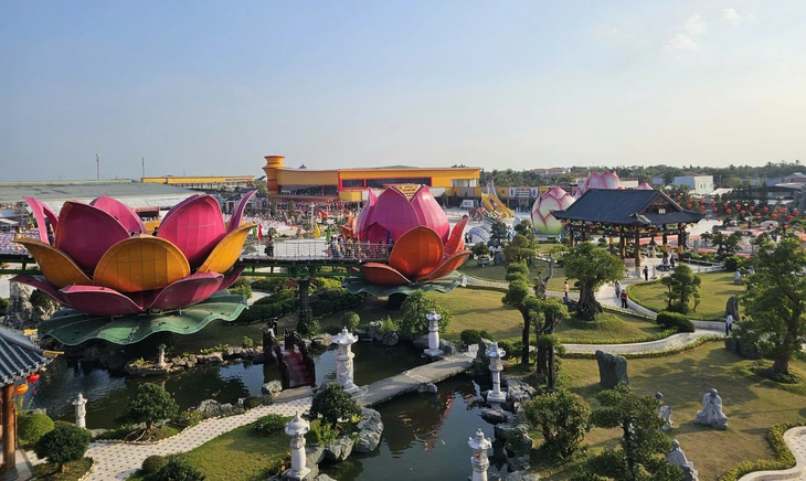 tham quan lien hoa bao thap