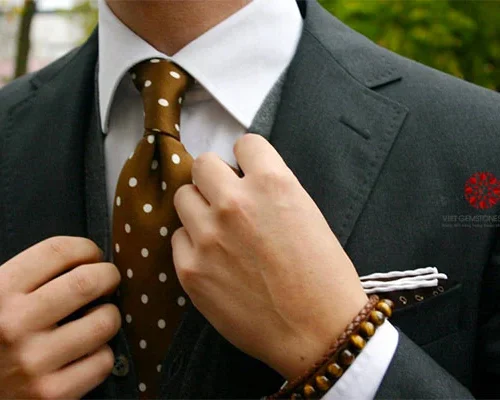 Vòng Tay Nam Phong Thủy Để Thu Hút Vận May Trong Cuộc Sống