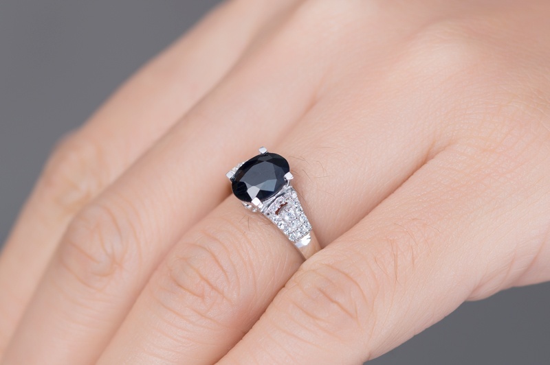 nhan phong thuy ngon cai cho nu